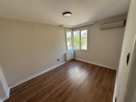 Ecke Mit Vollrenoviertem Zwischenaufzug An Der Strasse In Göztepe