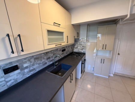 Ecke Mit Vollrenoviertem Zwischenaufzug An Der Strasse In Göztepe