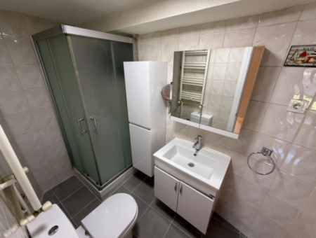 Ecke Mit Vollrenoviertem Zwischenaufzug An Der Strasse In Göztepe