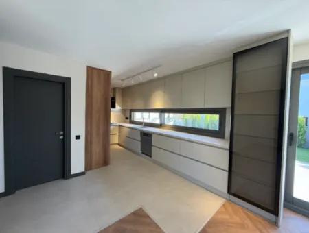 Oberes Segment Ultra Luxuriöse Freistehende Villa In Fußläufiger Entfernung Zum Meer In Seferihisar Akarca