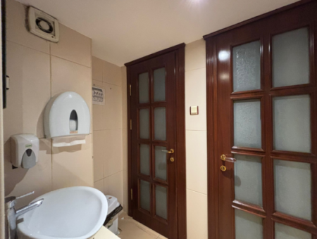 1. Stock 4 1 Ecke, Schilder Dominierten Arbeitsplatz In Alsancak Şair Eşref