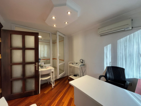 1. Stock 4 1 Ecke, Schilder Dominierten Arbeitsplatz In Alsancak Şair Eşref