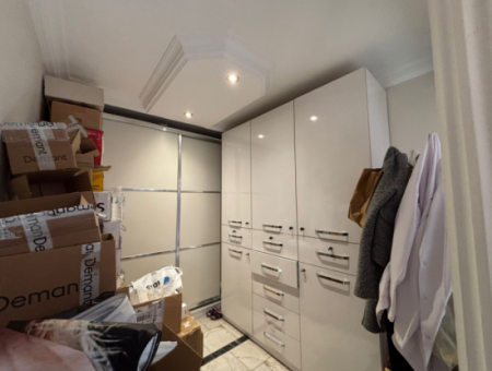 1. Stock 4 1 Ecke, Schilder Dominierten Arbeitsplatz In Alsancak Şair Eşref