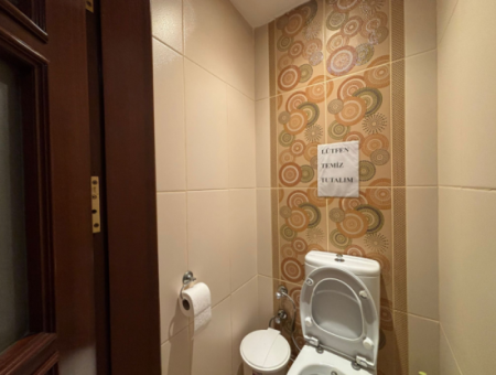 1. Stock 4 1 Ecke, Schilder Dominierten Arbeitsplatz In Alsancak Şair Eşref