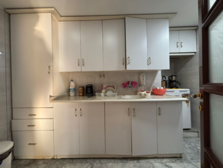 1. Stock 4 1 Ecke, Schilder Dominierten Arbeitsplatz In Alsancak Şair Eşref