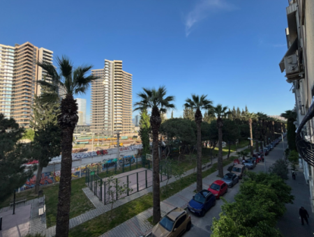 Wohnung Zur Vermietung Mit Erdgas 3 1 140 M² In Der Nähe Des Alsancak Trt-Gebäudes