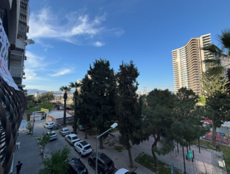 Wohnung Zur Vermietung Mit Erdgas 3 1 140 M² In Der Nähe Des Alsancak Trt-Gebäudes