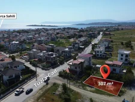 Grundstück Zum Verkauf In Seferihisar Akarca An Einer Ecke In Fußläufiger Entfernung Zum Meer Mit Villa-Zonierung