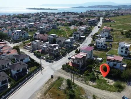 Grundstück Zum Verkauf In Seferihisar Akarca An Einer Ecke In Fußläufiger Entfernung Zum Meer Mit Villa-Zonierung