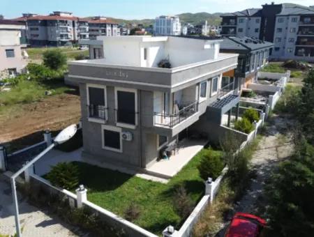 Doppelhaus Mit Ecklage, Großem Garten, Terrasse In Seferihisar Çolakibrahimbey
