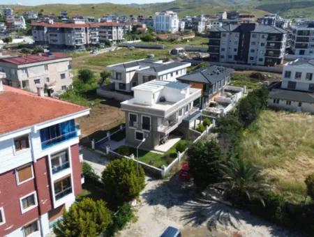 Doppelhaus Mit Ecklage, Großem Garten, Terrasse In Seferihisar Çolakibrahimbey