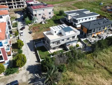 Doppelhaus Mit Ecklage, Großem Garten, Terrasse In Seferihisar Çolakibrahimbey
