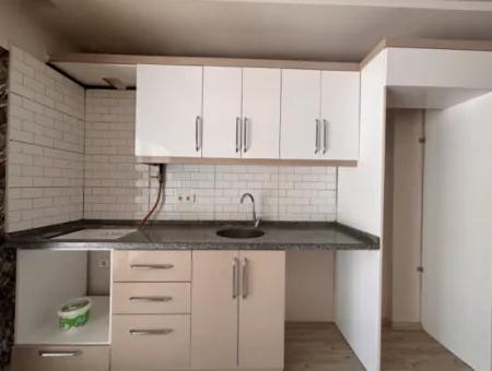 Geräumige 2 Zimmer Mit 1 Wohnungen Zum Verkauf Mit Terrasse Und Balkon Im Viertel Çolakibrahimbey