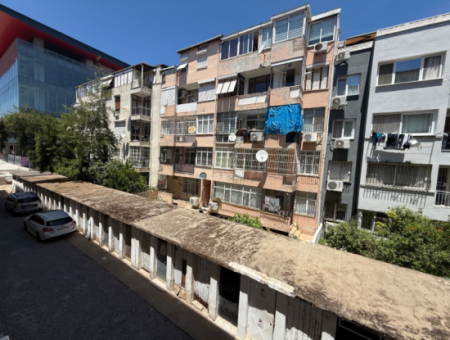 Vollständig Renoviertes Zwischengeschoss Mit Parkplatz Neben Dem Göztepe-Stadion In Güzelyali