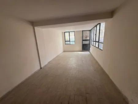Sehr Nahe An Der Hauptstraße In Küçükyalı Gelegen, 30 M² Großes Geschäft