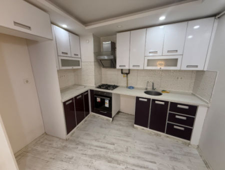 Freistehender Eingang Renovierte Strassenähe In Göztepe