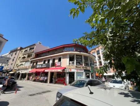 Eckbüro Zu Mieten Am Eingang Des Seferihisar-Marktplatzes Mit Sekretariat, 2 Zimmer, Separate Küche Und Eigenes Bad!