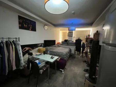 Eckbüro Zu Mieten Am Eingang Des Seferihisar-Marktplatzes Mit Sekretariat, 2 Zimmer, Separate Küche Und Eigenes Bad!