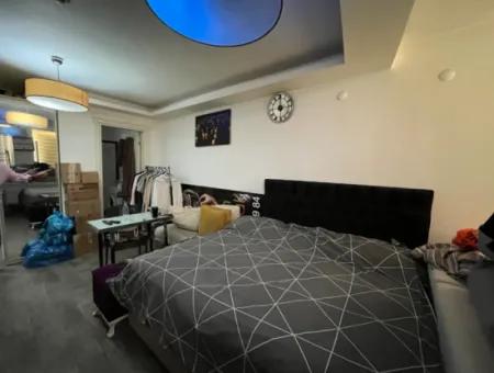 Eckbüro Zu Mieten Am Eingang Des Seferihisar-Marktplatzes Mit Sekretariat, 2 Zimmer, Separate Küche Und Eigenes Bad!