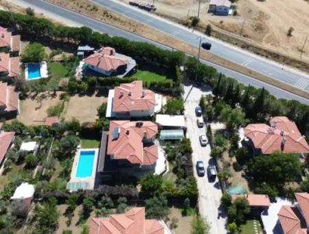 Möblierte Villa Zur Miete Mit Vollständig Freistehendem Pool In Seferihisar Ulamış Turunçevler Sitesi