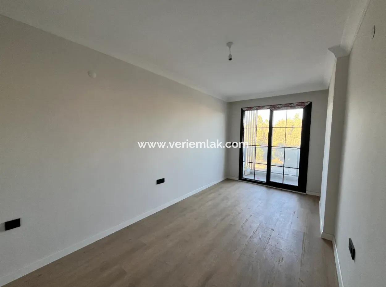 1 1.5 Flat For Sale On The Seferihisar-Kusadasi Road, In A New Building With A Wide Usage Area