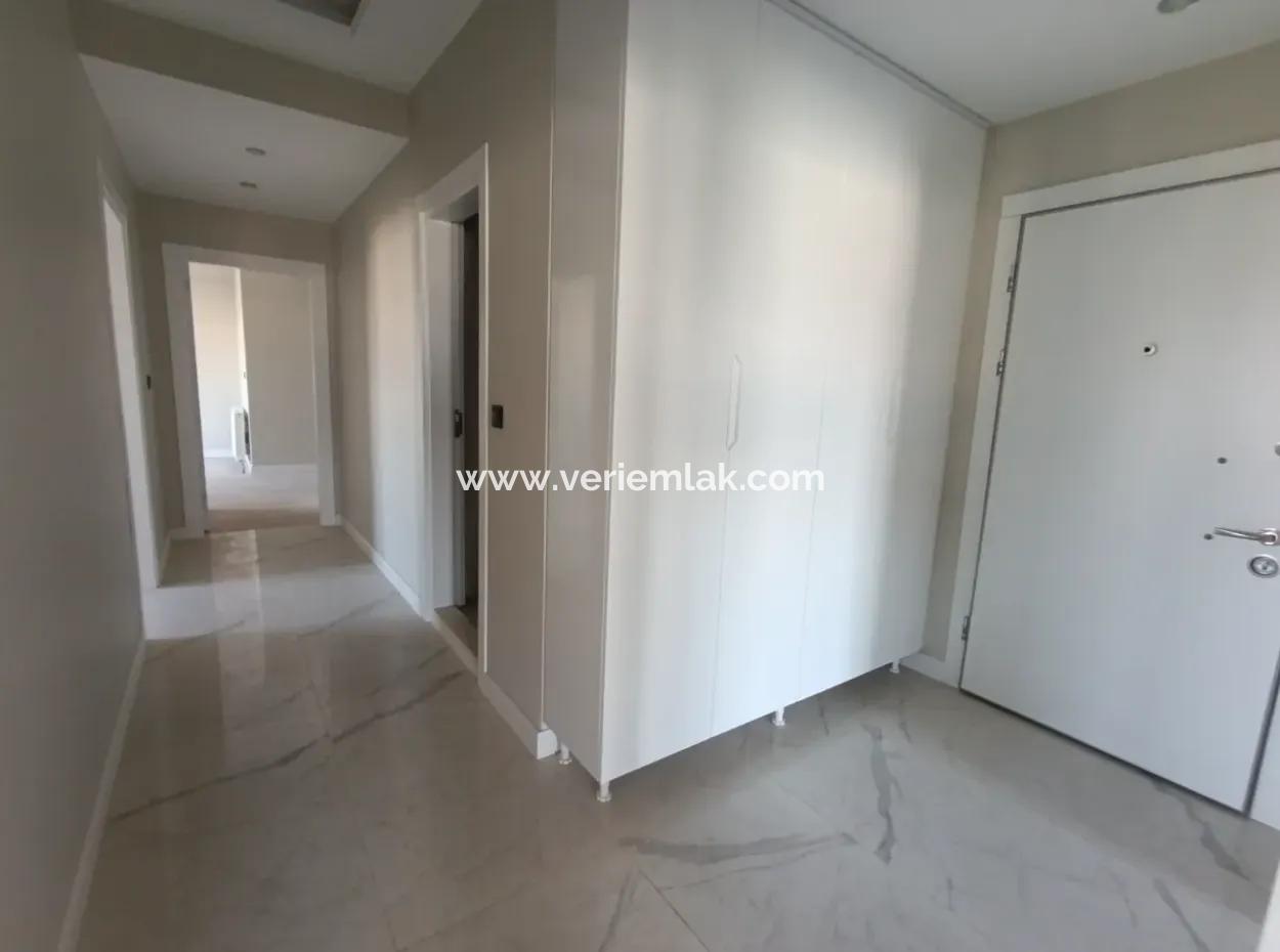 Bright And Modern 3 In 1 Apartment With Double Balconies On Kusadasi Street, Izmir