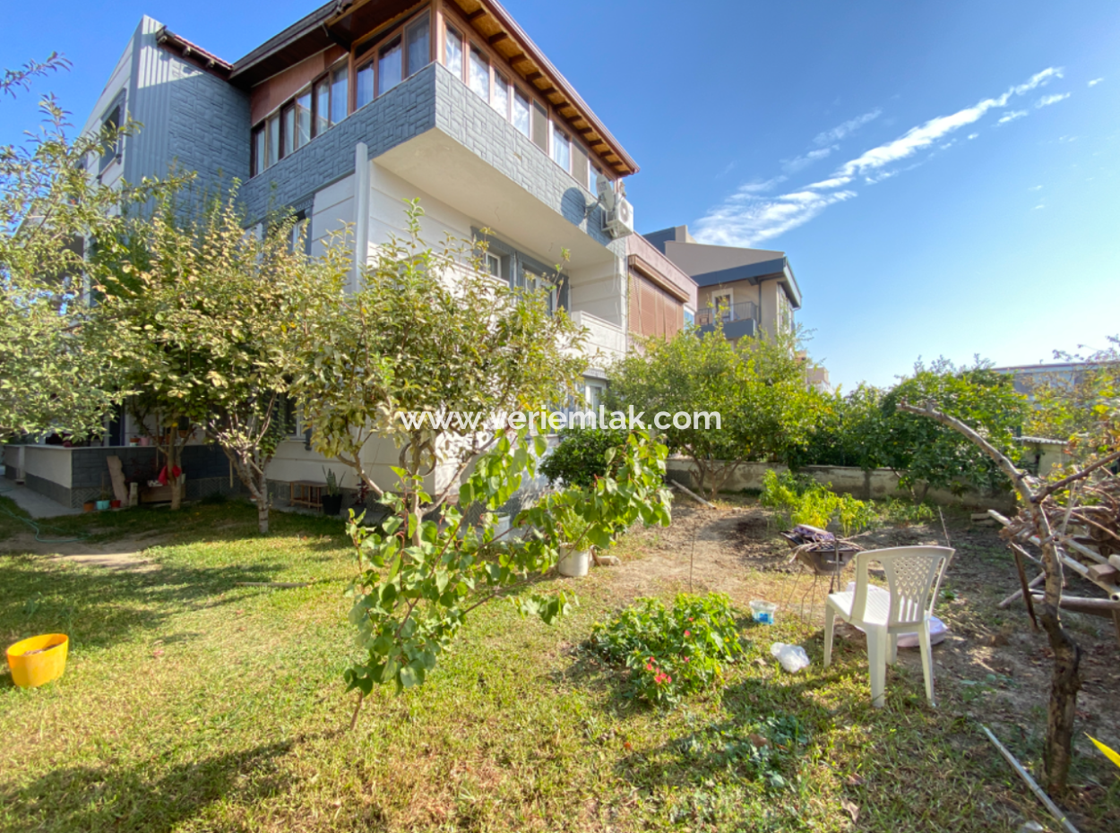 Seferihisar Çolakibrahim Bey Mah. Detached Villa For Sale With Large Garden