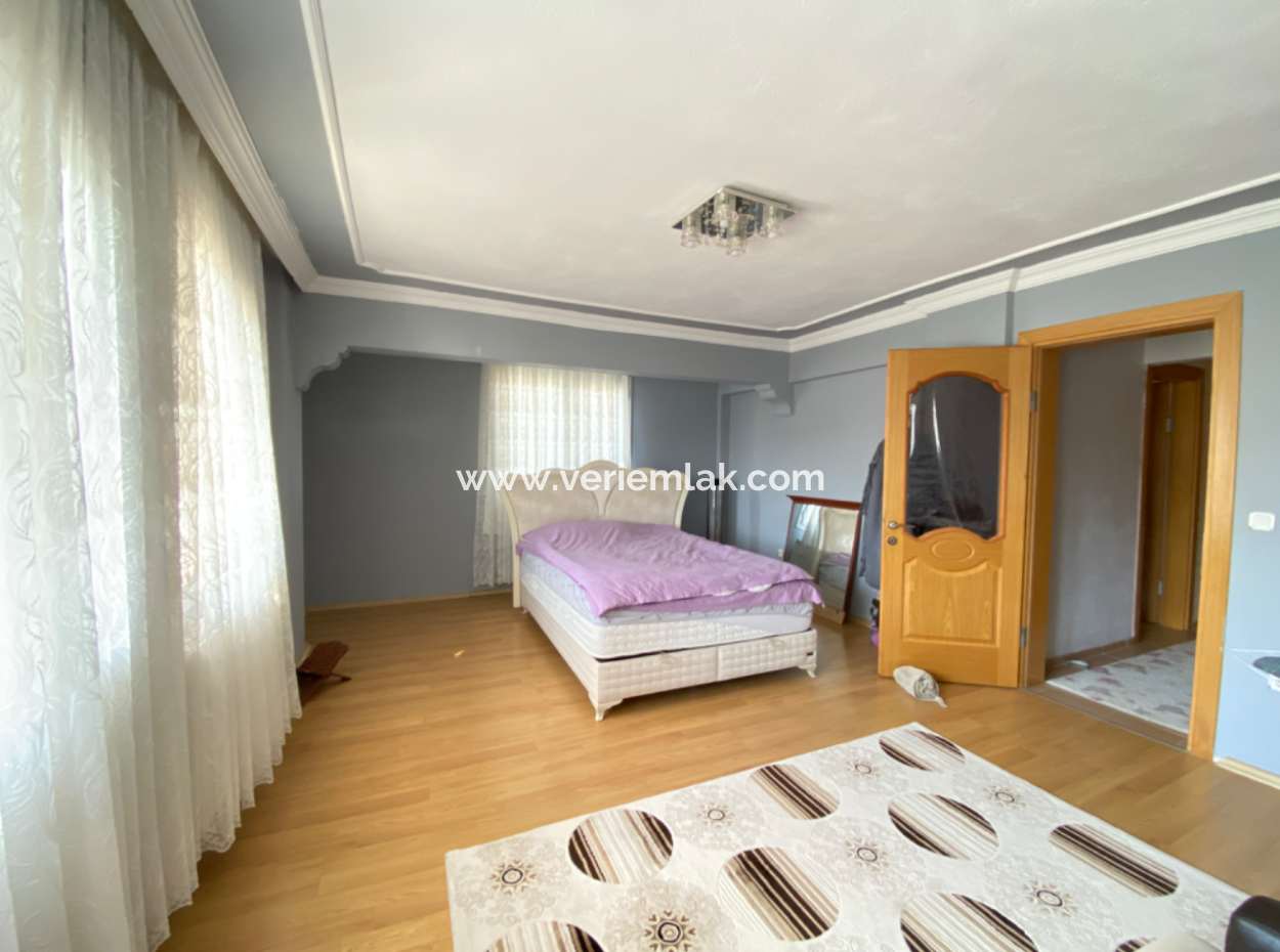 Seferihisar Çolakibrahim Bey Mah. Detached Villa For Sale With Large Garden