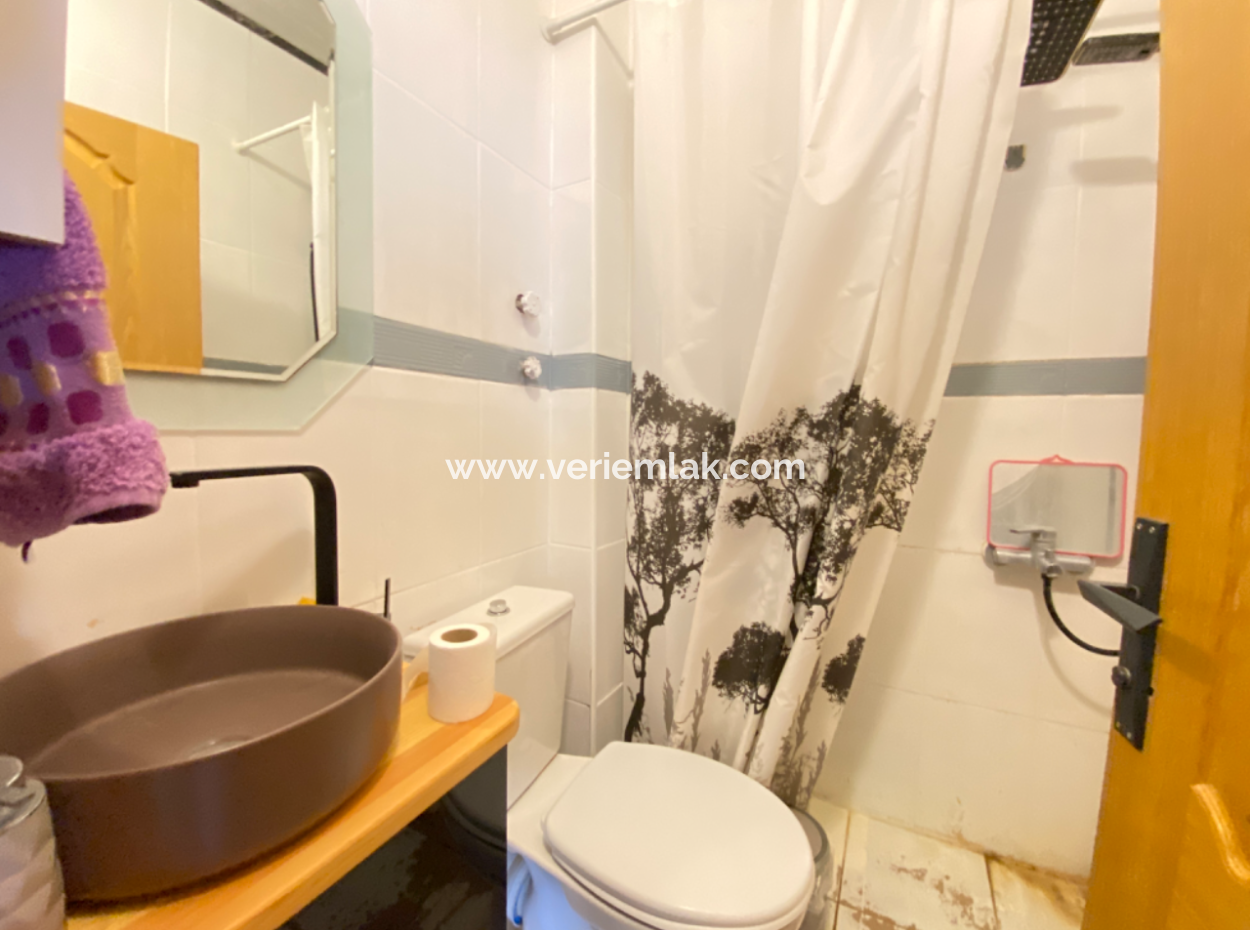 Seferihisar Çolakibrahim Bey Mah. Detached Villa For Sale With Large Garden