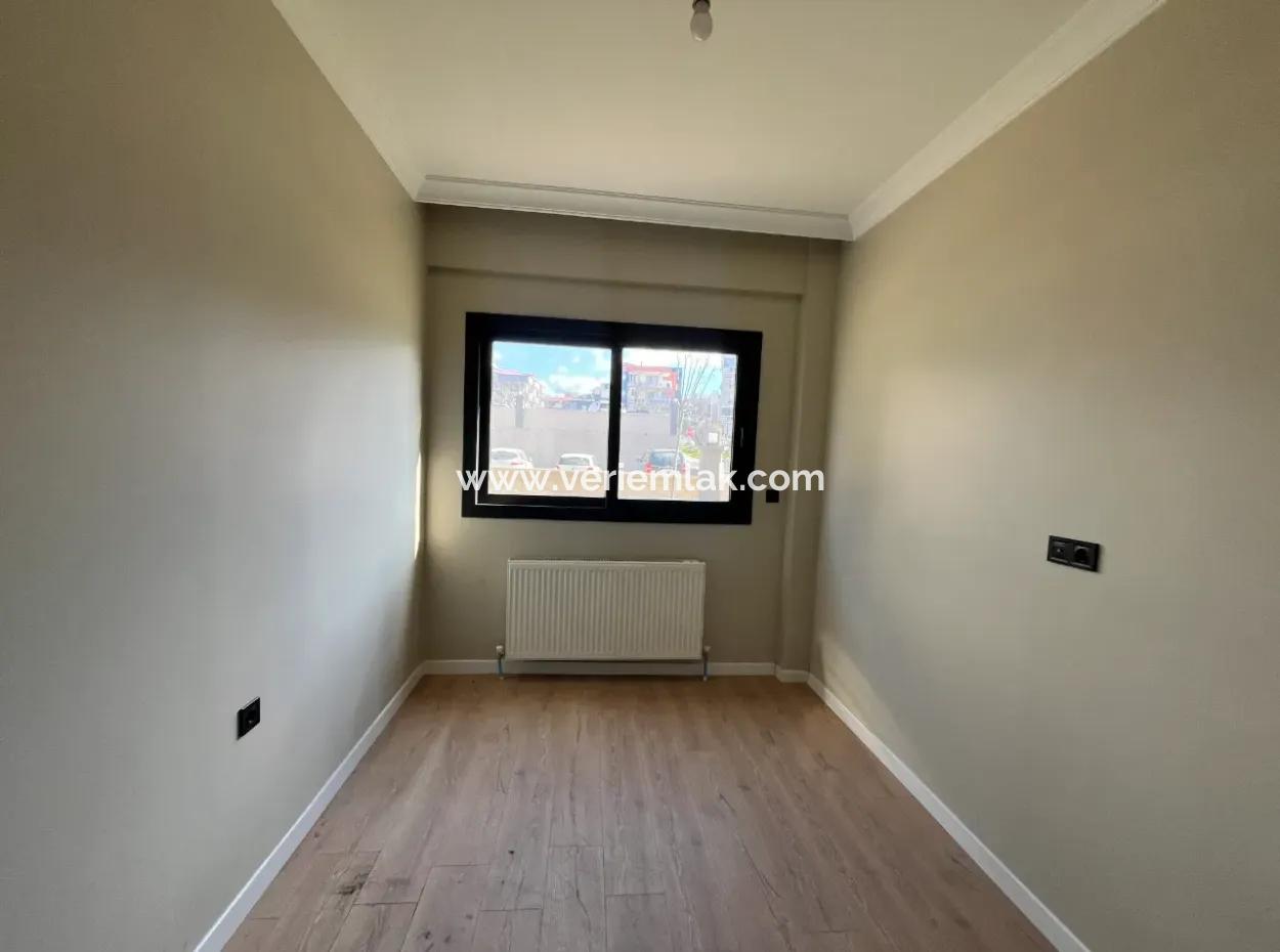 2 1 Brand New Apartment With Separate Kitchen In A Complex With Garden, Pool And Security In Seferihisar Camikebir Neighborhood
