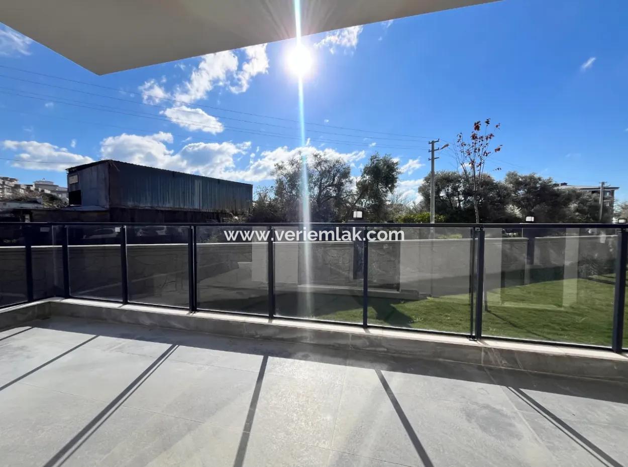 2 1 Brand New Apartment With Separate Kitchen In A Complex With Garden, Pool And Security In Seferihisar Camikebir Neighborhood