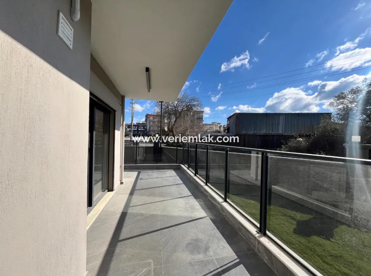 2 1 Brand New Apartment With Separate Kitchen In A Complex With Garden, Pool And Security In Seferihisar Camikebir Neighborhood