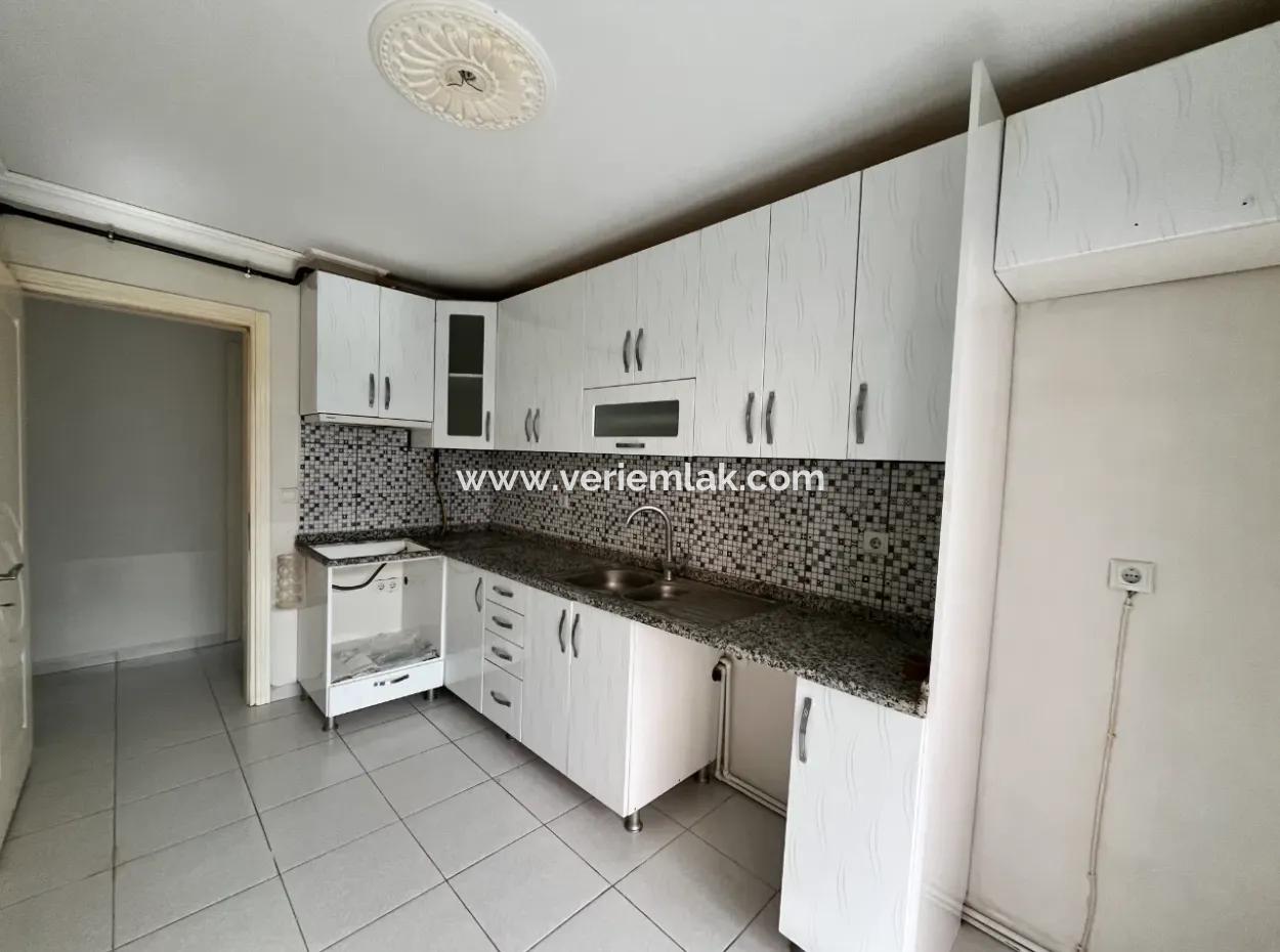 3 1 Apartment For Sale In Seferihisar Camikebir District, Gözsüzler District, In A Complex With Pool