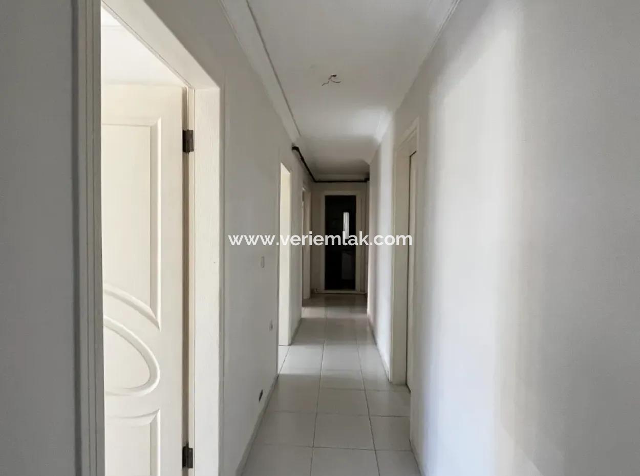 3 1 Apartment For Sale In Seferihisar Camikebir District, Gözsüzler District, In A Complex With Pool