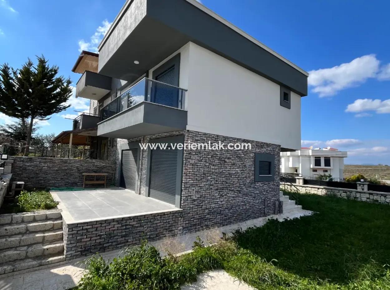 4 Bedrooms 1 Living Room Brand New Villa For Sale With Large Garden In Seferhisar Akarca