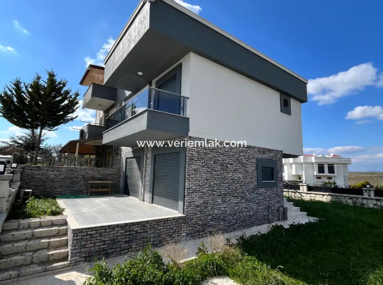 4 Bedrooms 1 Living Room Brand New Villa For Sale With Large Garden In Seferhisar Akarca