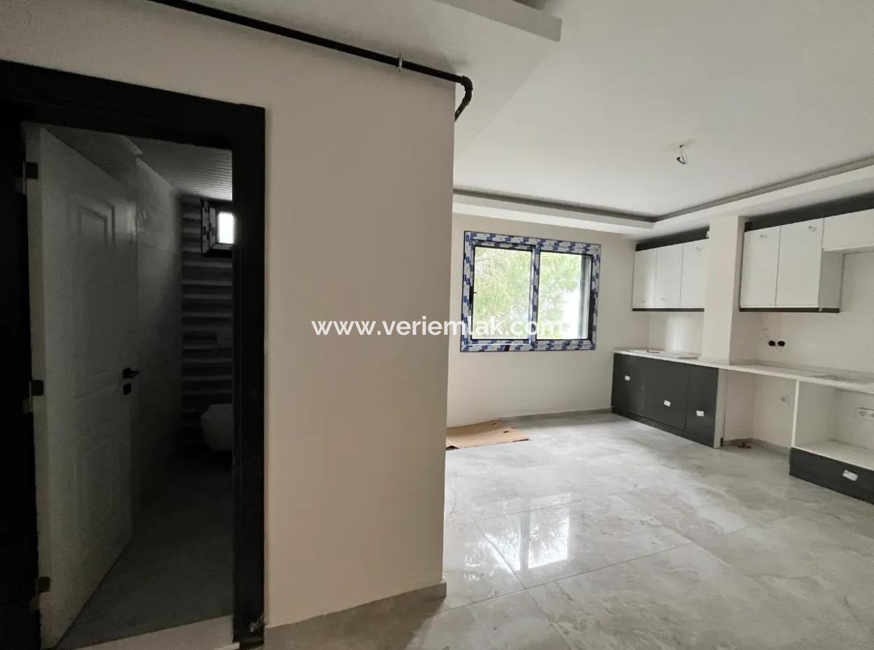 Apartment For Sale In New Building On Seferihisar Camiikebir Mahallesı, Gözsüzler Caddesi