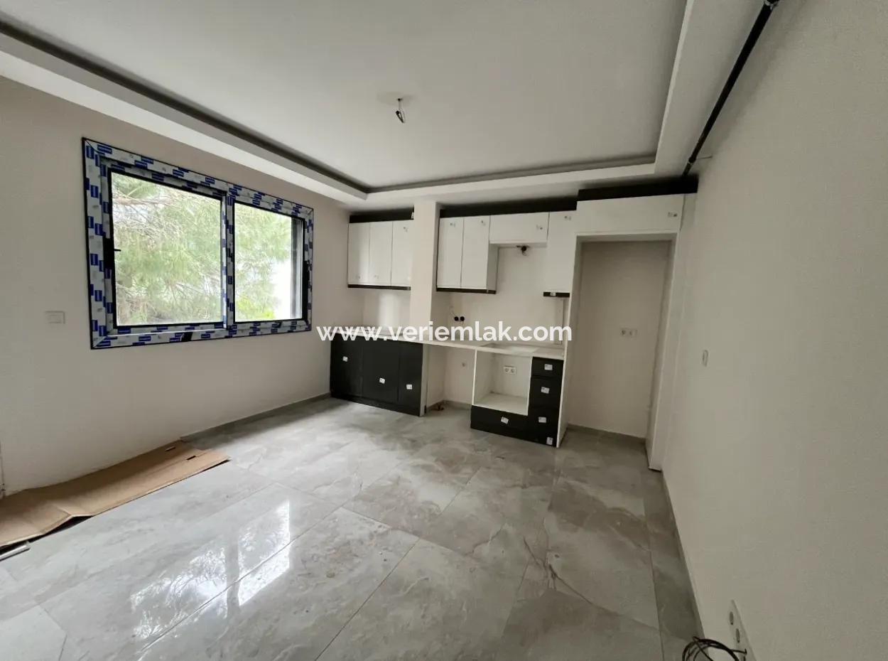 Apartment For Sale In New Building On Seferihisar Camiikebir Mahallesı, Gözsüzler Caddesi