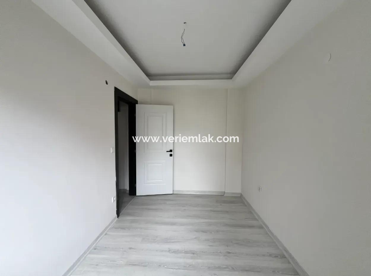 Apartment For Sale In New Building On Seferihisar Camiikebir Mahallesı, Gözsüzler Caddesi