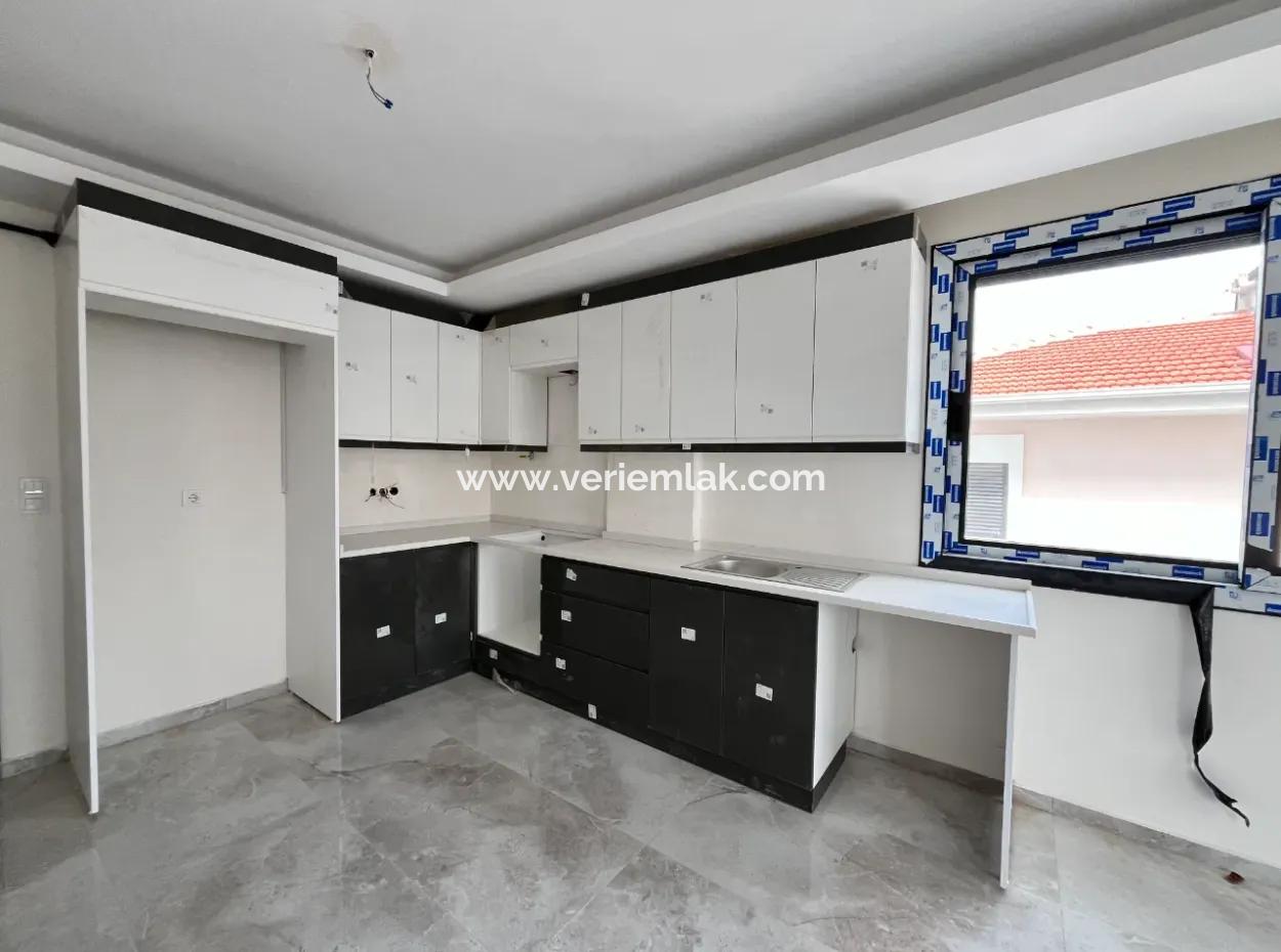 Seferihisar Mosque Neighborhood, 2Nd Floor, Large Balcony, 2 1 Zero Apartment