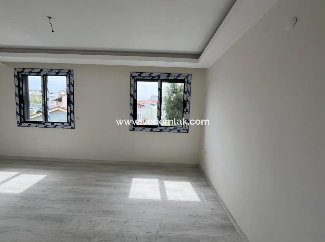 Seferihisar Mosque Neighborhood, 2Nd Floor, Large Balcony, 2 1 Zero Apartment