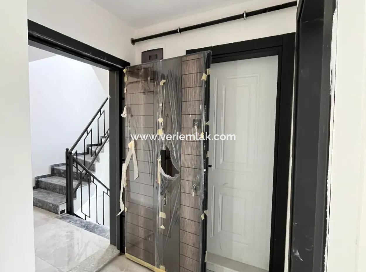 Seferihisar Mosque Neighborhood, 2Nd Floor, Large Balcony, 2 1 Zero Apartment