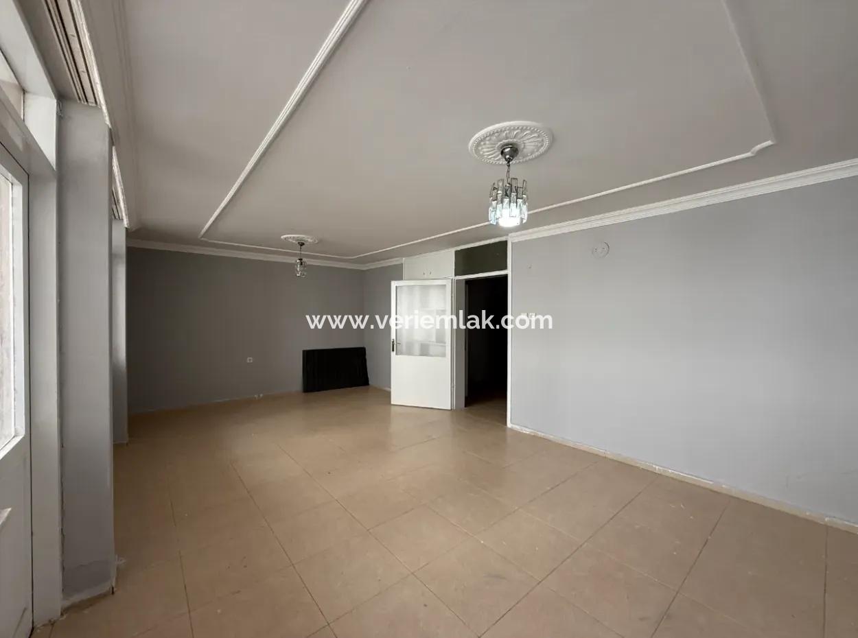 A Complete Building For Sale In Karabağlar Sarıyer Neighborhood With High Zoning Potential, Corner Location!