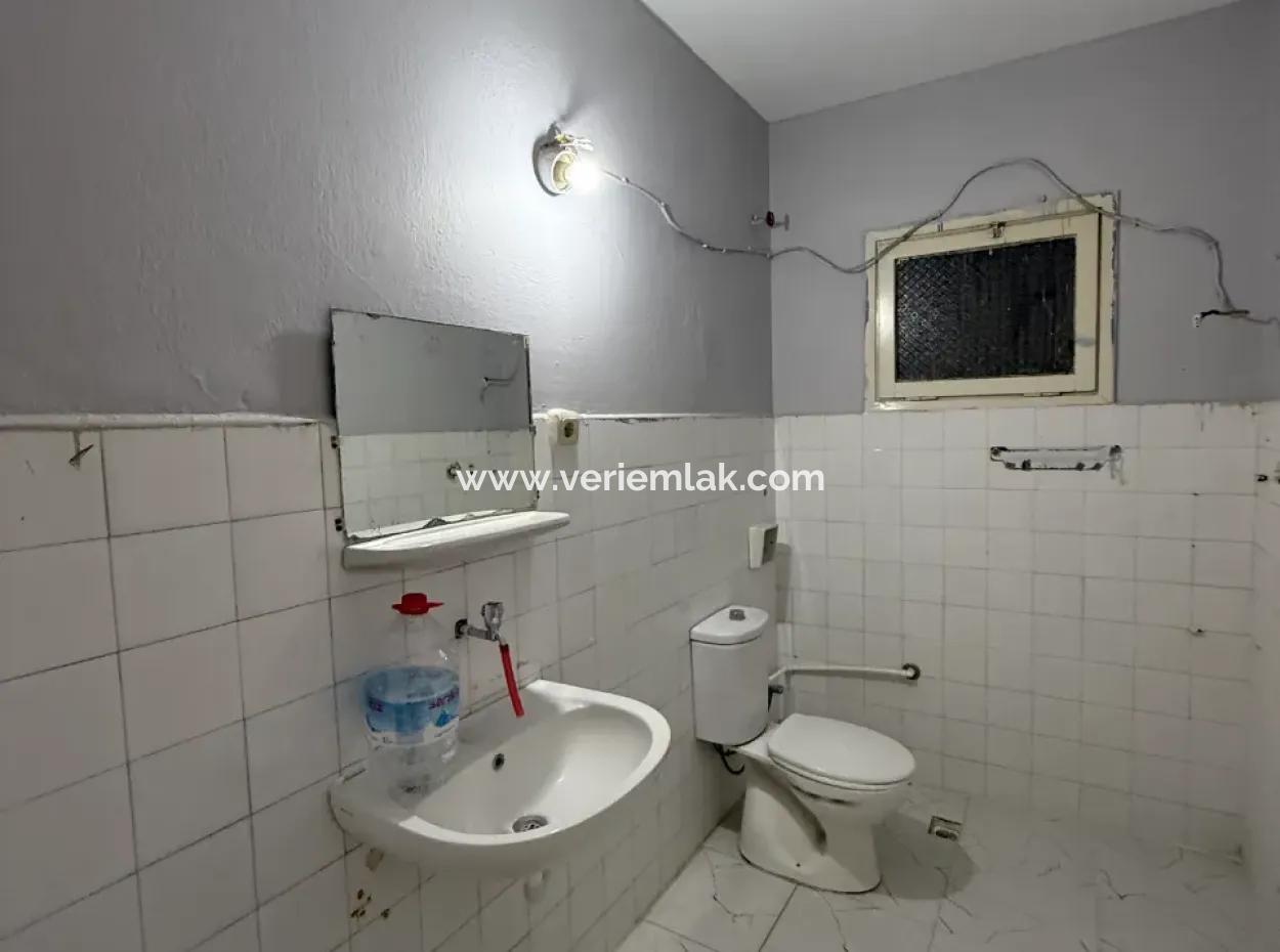 A Complete Building For Sale In Karabağlar Sarıyer Neighborhood With High Zoning Potential, Corner Location!