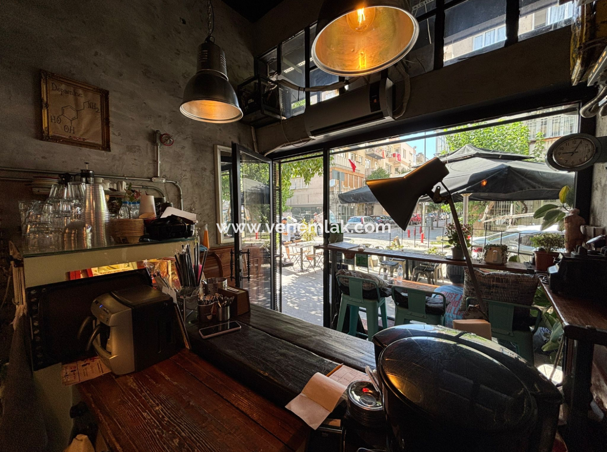 Near Alsancak Gazi Hospital 12M2 3M Façade Shop