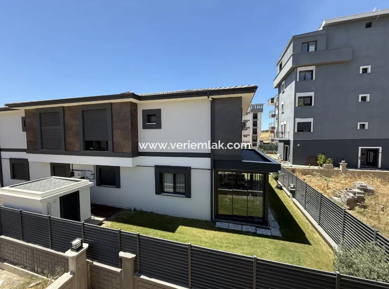 Comfortable And Investment Villa In The Heart Of Nature In Seferihisar Camikebir