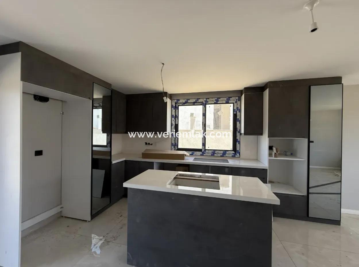 Luxury Villa In Seferihisar Çolakibrahimbey, Where You Will Experience The Rhythm Of Nature, Where Time Flows Slowly, Close To Life Away From The City, Breath-Taking With Its Garden, And Wake Up With The Sound Of Nature