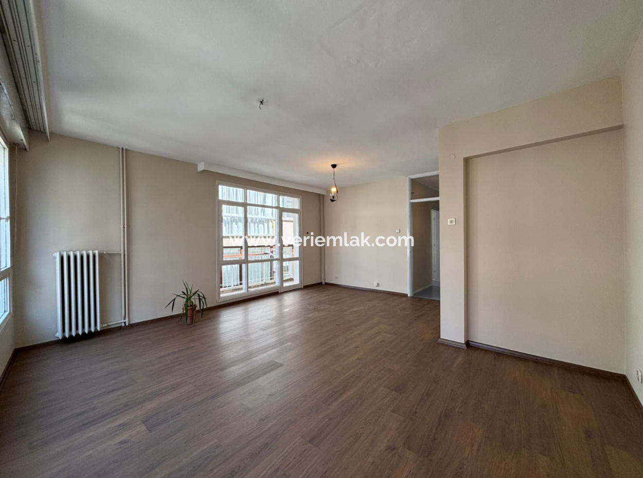 Opportunity Apartment For Rent 3Rd Floor 2 1 Rent On Alsancak Dutlu Street.