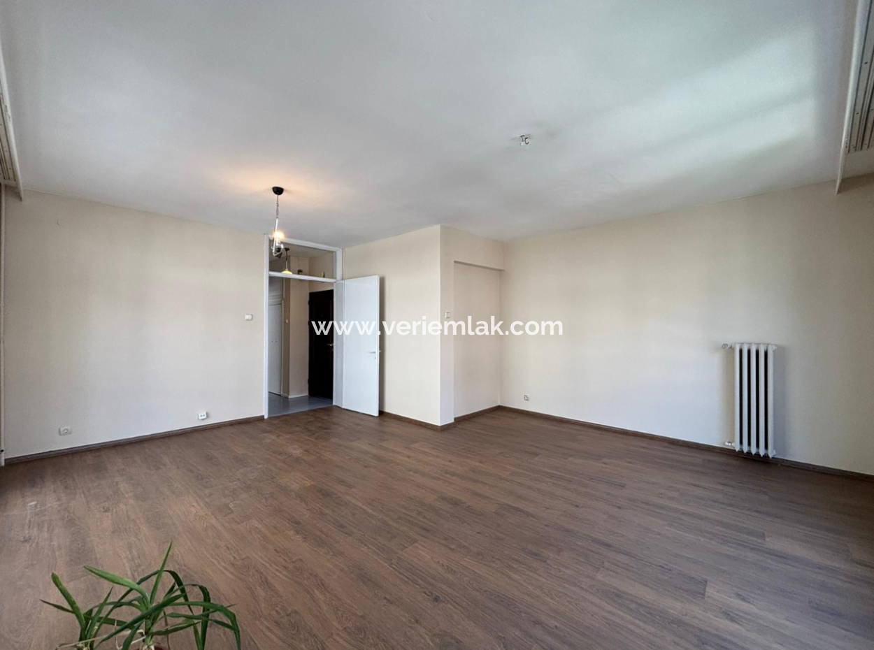 Opportunity Apartment For Rent 3Rd Floor 2 1 Rent On Alsancak Dutlu Street.