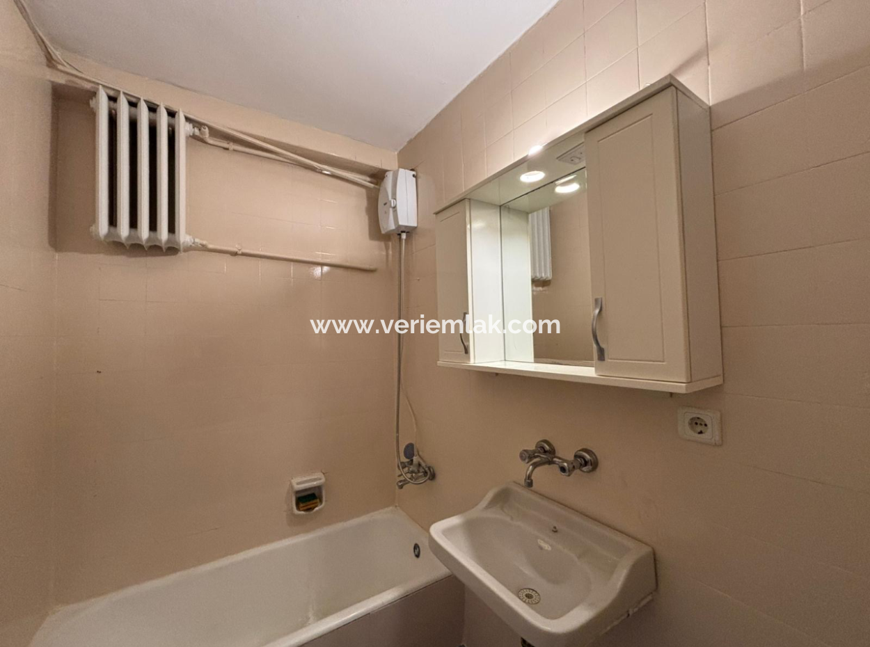 Opportunity Apartment For Rent 3Rd Floor 2 1 Rent On Alsancak Dutlu Street.
